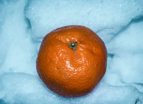 Tangerine Närbild Vit Snö — Stockfoto