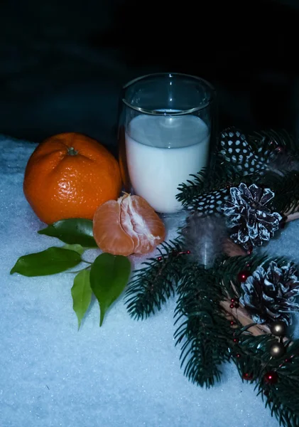 Verre Lait Aux Mandarines Feuille Verte — Photo