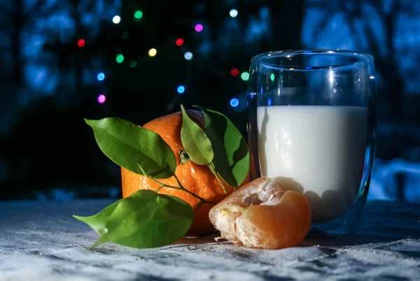 Mandarini Con Bicchiere Latte Sfondo Natalizio — Foto Stock