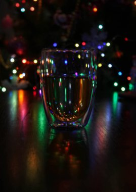 renkli ışıklar arka plan üzerinde çay bardağı