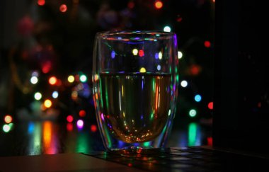 renkli ışıklar arka plan üzerinde çay bardağı