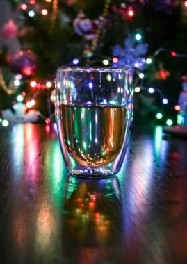 renkli ışıklar arka plan üzerinde çay bardağı