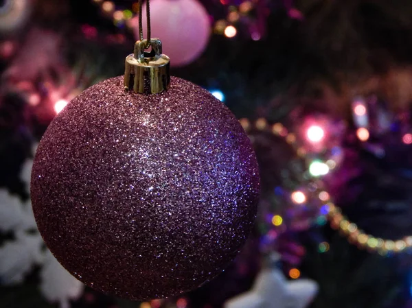 Ροζ Χριστουγεννιάτικο Μπάλα Στο Δέντρο Φόντο — Φωτογραφία Αρχείου