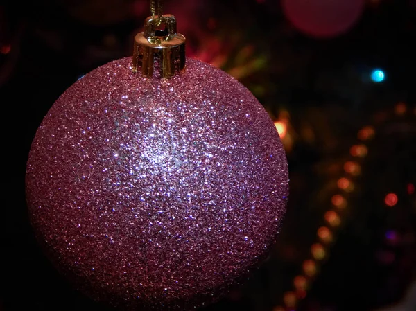 Boule Noël Rose Sur Fond Arbre — Photo