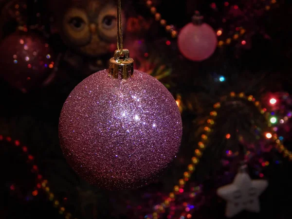 Bola Navidad Rosa Sobre Fondo Árbol — Foto de Stock