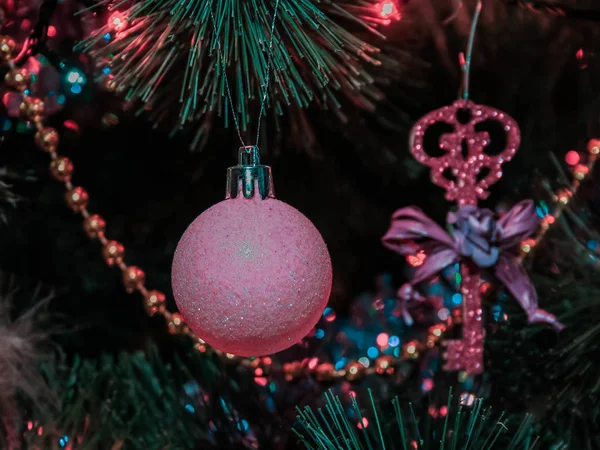 ガーランドとツリーでクリスマス ボール — ストック写真