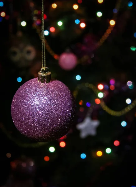 Boule Noël Sur Sapin Avec Guirlande — Photo