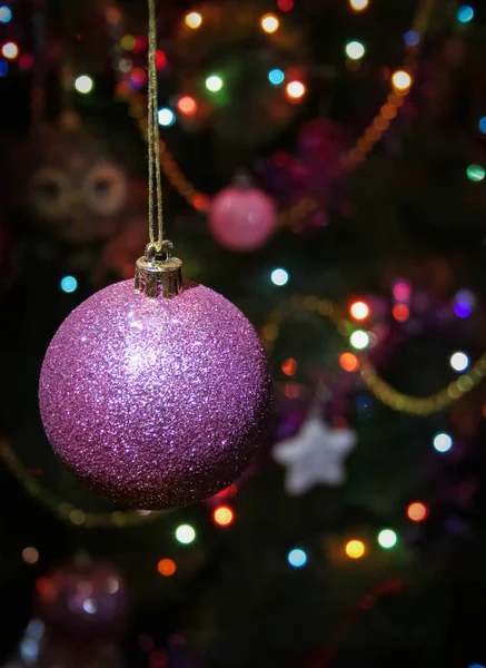 Boule Paillettes Sur Fond Arbre Noël — Photo