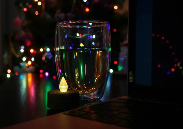 Laptop Com Xícara Chá Mesa — Fotografia de Stock