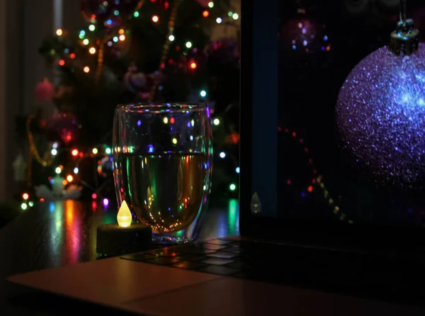 Laptop Met Thee Kopje Tafel — Stockfoto