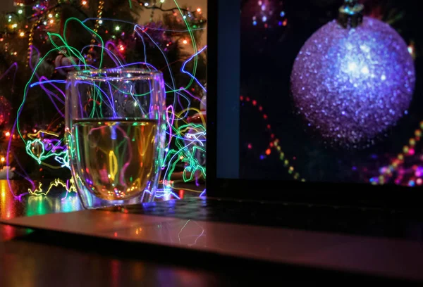 Xícara Chá Com Laptop Fundo Luzes Coloridas — Fotografia de Stock