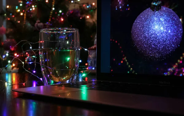 Xícara Chá Com Laptop Fundo Luzes Coloridas — Fotografia de Stock