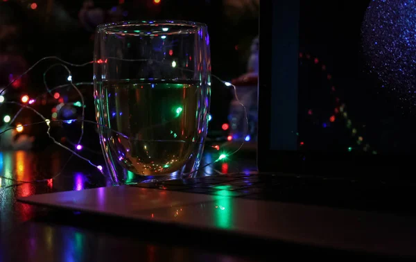 Xícara Chá Com Laptop Fundo Luzes Coloridas — Fotografia de Stock