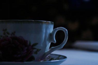 Kahve fincanı masanın üstünde.