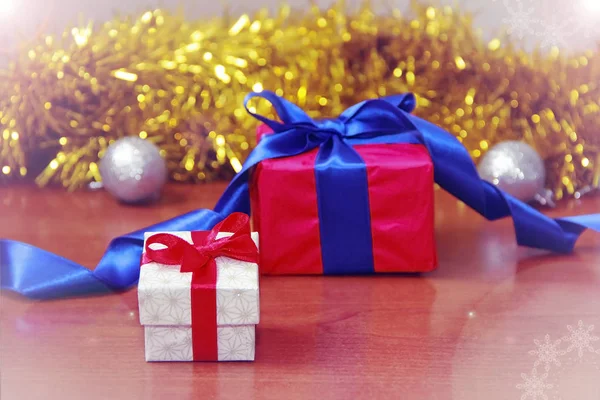 Новорічні Різдвяні Різнокольорові Коробки Подарунками Іграшками Ялинки Жовтому Блискучому Фоні — стокове фото