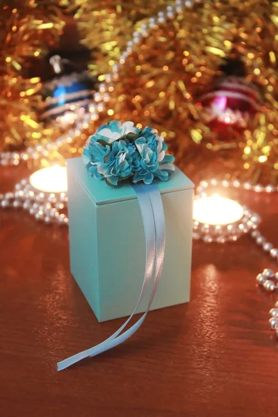 파란색 상자에 크리스마스 — 스톡 사진