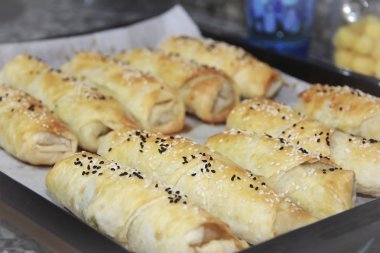 Beyaz Susam ve kagit üzerinde siyah kimyon ile kek pişmiş Türk