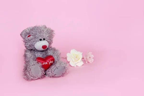 Серый Плюшевый Мишка Цветами Розовом Фоне День Святого Валентина — стоковое фото