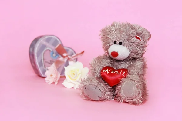 Oso Peluche Gris Con Flores Sobre Fondo Rosa Para Día — Foto de Stock