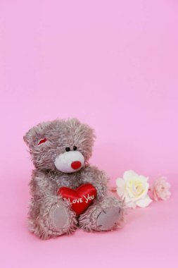 Dekoratif gri oyuncak ayı Tatil Sevgililer günü için pembe arka plan üzerinde