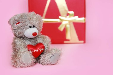 Dekoratif gri oyuncak ayı Tatil Sevgililer günü için pembe arka plan üzerinde