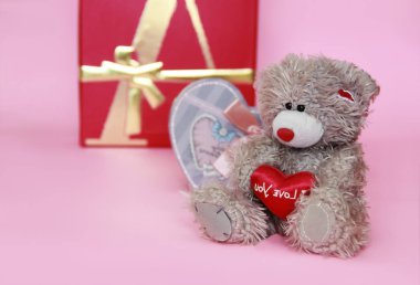 Dekoratif gri oyuncak ayı Tatil Sevgililer günü için pembe arka plan üzerinde