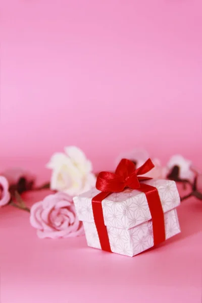 Caja Regalo Blanca Con Lazo Rojo Sobre Fondo Rosa Con — Foto de Stock