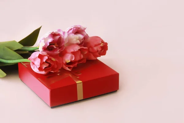 Розовые Тюльпаны Красный Подарочная Коробка Праздник Марта — стоковое фото