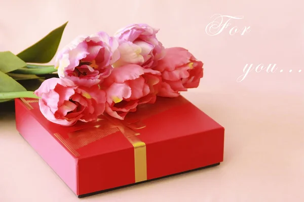 Розовые Тюльпаны Красный Подарочная Коробка Праздник Марта — стоковое фото