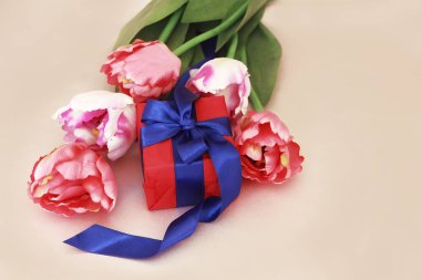 Pembe Laleler ve 8 Mart tatil için bir yay ile dekoratif hediye kutusu