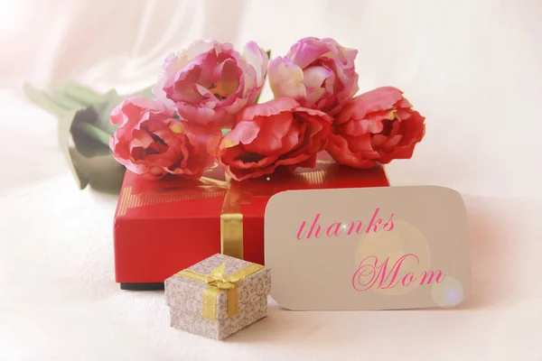 Pembe Laleler ve 8 Mart tatil için bir yay ile dekoratif hediye kutusu