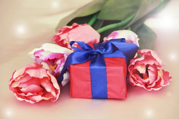 Розовые Тюльпаны Декоративная Подарочная Коробка Луком Праздник Марта — стоковое фото