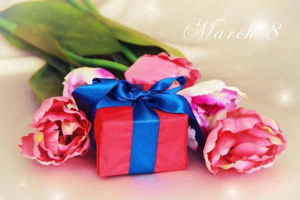 Рожеві Тюльпани Декоративна Подарункова Коробка Бантом Свято Березня — стокове фото