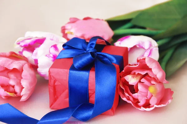 Розовые Тюльпаны Декоративная Подарочная Коробка Луком Праздник Марта — стоковое фото