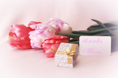 Pembe Laleler ve 8 Mart tatil için yay ile dekoratif hediye kutusu