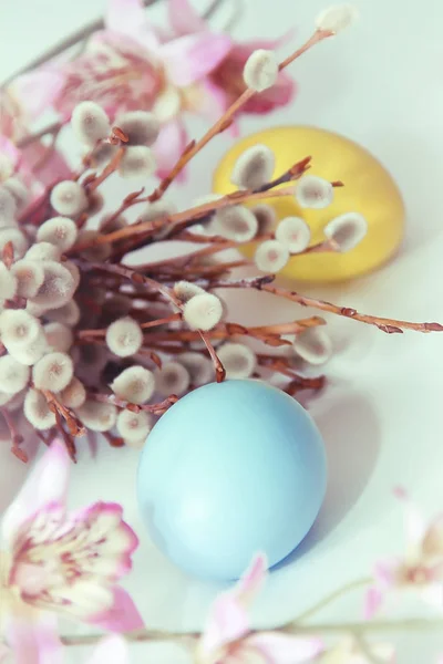 Różowe Żółte Niebieskie Jajka Tle Wierzby Kwiaty Święta Wielkanocne — Zdjęcie stockowe