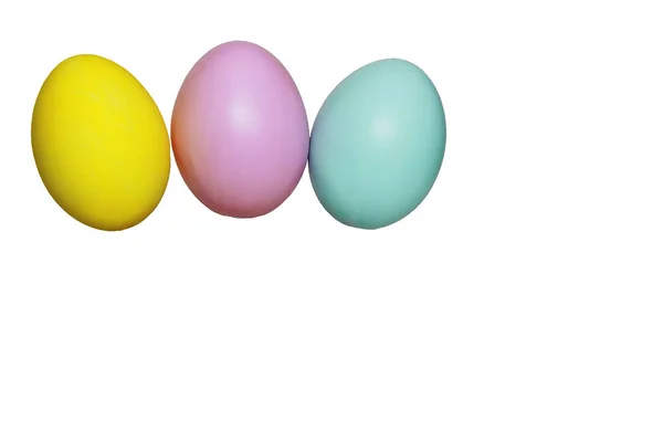 Красочные яйца голубой желтый розовый для праздника Пасхи — стоковое фото