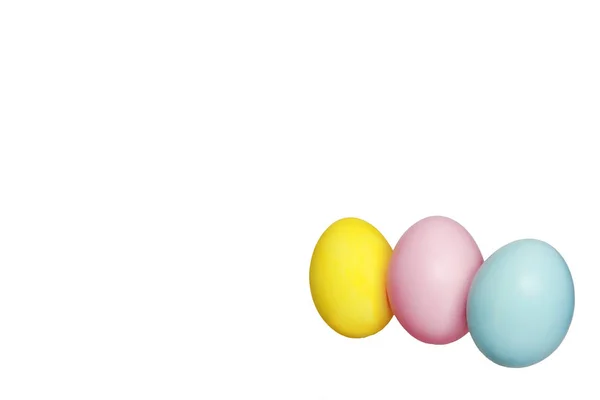 Huevos coloridos azul amarillo rosa para vacaciones de Pascua — Foto de Stock
