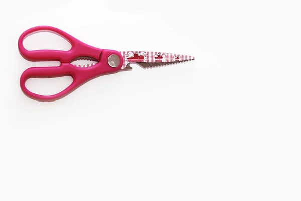 Růžové kuchyňské nůžky s kovovými noži a designem na bílém pozadí — Stock fotografie