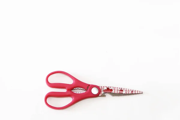 Różowe nożyczki kuchenne z metalowymi ostrzami i wzorcem na białym tle — Zdjęcie stockowe