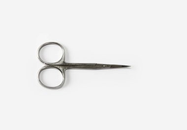 Beyaz arka planda Metalik Gümüş manikür keskin makas