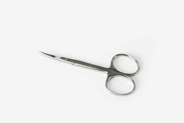 Kovové stříbrné manikúry ostré nůžky na bílém pozadí — Stock fotografie