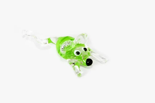 Ratón de cristal verde hecho a mano sobre fondo blanco — Foto de Stock