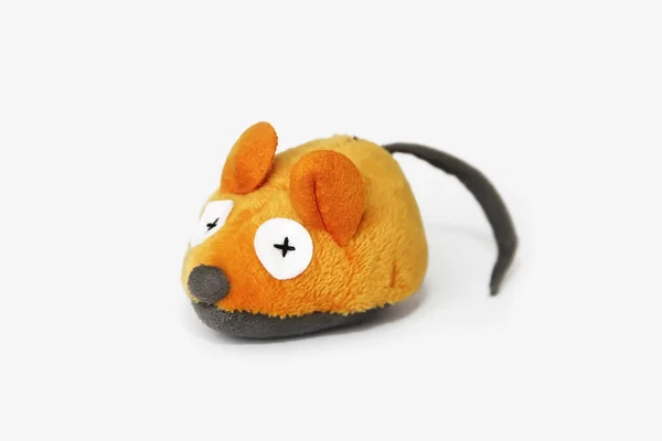 Brinquedo de rato laranja macio feito de lã artificial, feito à mão em um fundo branco — Fotografia de Stock