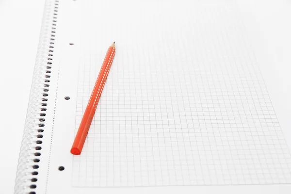 Vícebarevná tužky oranžová zelená šedá na bílém notebooku na pozadí — Stock fotografie