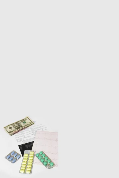 Dollars, pilules, cardiogramme et médical un rendez-vous sur fond blanc — Photo