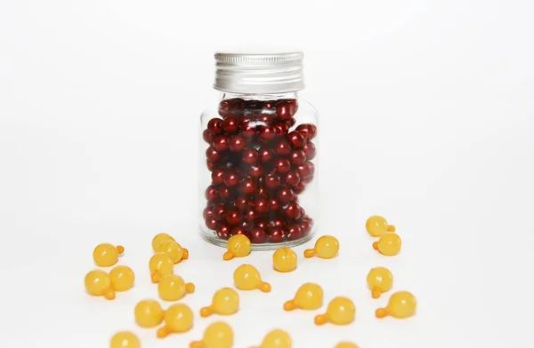 Cápsulas medicinales de color naranja con aceite o medicamento sobre fondo blanco — Foto de Stock