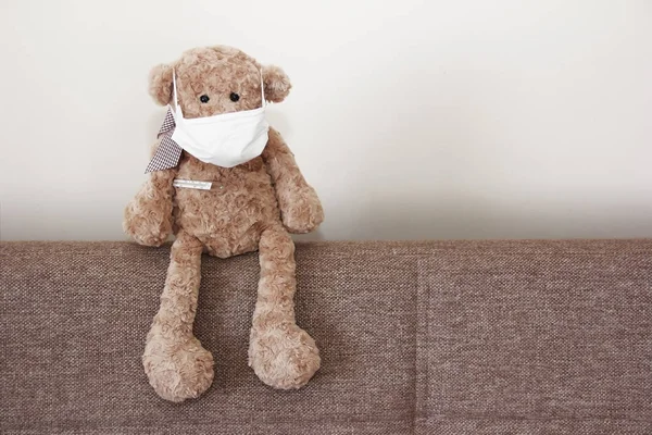 Brązowy miękkie zabawka niedźwiedź chory z bandaż na nosie i termometr medyczny — Zdjęcie stockowe