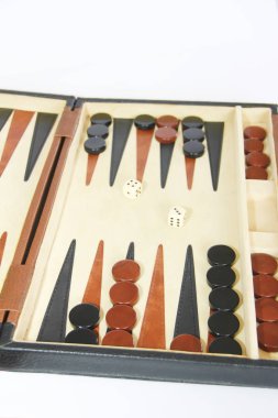 dices ve dama ile bir tahta üzerinde oyun tavla