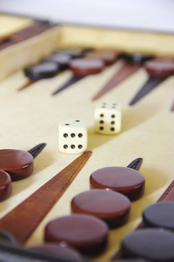 dices ve dama ile bir tahta üzerinde oyun tavla